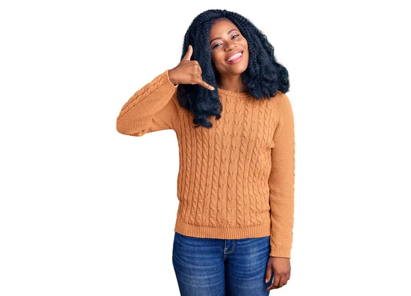 Όμορφη Αφροαμερικανή Γυναίκα Που Φοράει Casual Πουλόβερ Χαμογελώντας Κάνοντας Τηλεφωνική — Φωτογραφία Αρχείου