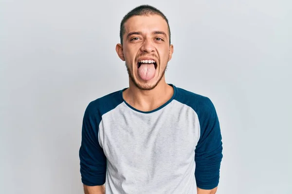 스페인 청년은 평상복을 표정으로 내밀고 — 스톡 사진