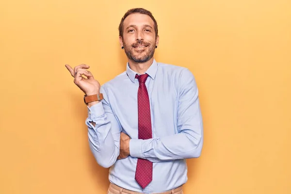 Joven Hombre Guapo Vistiendo Ropa Negocios Sonriendo Feliz Señalando Con — Foto de Stock