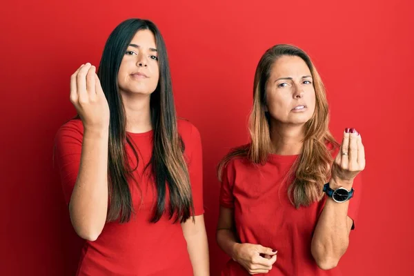 Familia Hispana Madre Hija Usando Ropa Casual Sobre Fondo Rojo —  Fotos de Stock