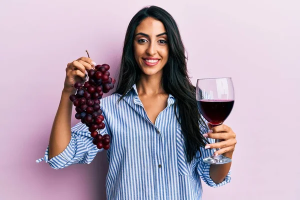 Bella Donna Ispanica Che Tiene Ramo Uva Fresca Vino Rosso — Foto Stock