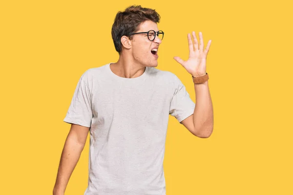 Beau Homme Caucasien Portant Des Vêtements Décontractés Des Lunettes Criant — Photo