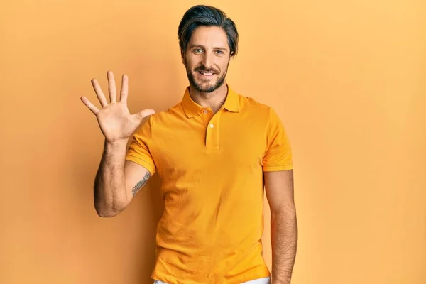 Jovem Hispânico Vestindo Camisa Amarela Casual Mostrando Apontando Para Cima — Fotografia de Stock