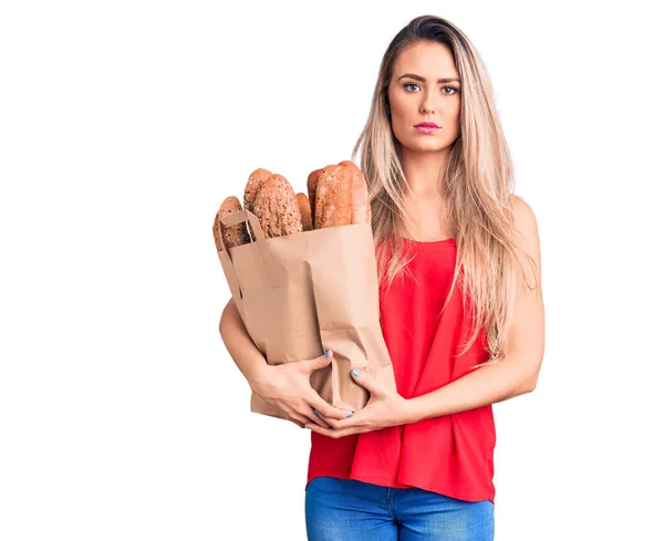 Jonge Mooie Blonde Vrouw Met Papieren Zak Met Brood Denken — Stockfoto