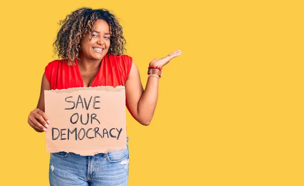 Jovem Afro Americana Size Mulher Segurando Salvar Nossa Bandeira Democracia — Fotografia de Stock