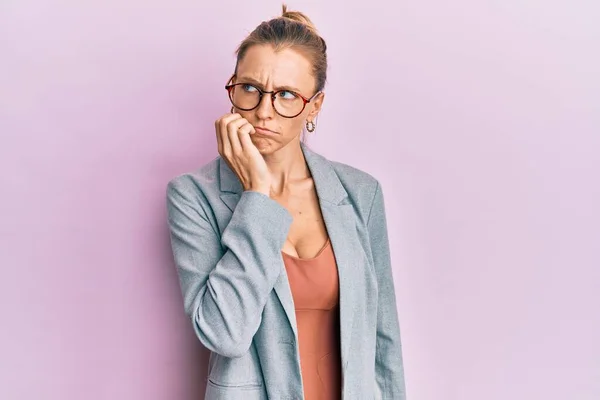 Mooie Blanke Vrouw Draagt Een Zakenjasje Een Bril Die Gestrest — Stockfoto