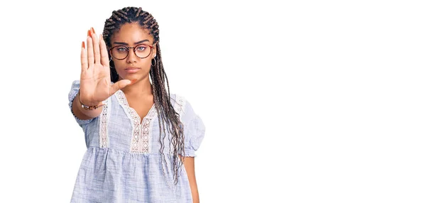Saçları Örgülü Günlük Yaz Kıyafetleri Gözlüklü Genç Afro Amerikan Kadın — Stok fotoğraf