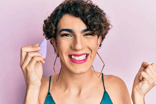 Jovem Vestindo Mulher Compõem Segurando Esponja Maquiagem Gritando Orgulhoso Celebrando — Fotografia de Stock