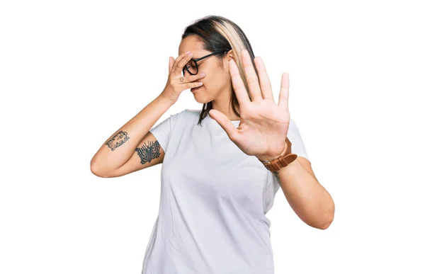 Mujer Hispana Joven Vistiendo Una Camiseta Blanca Casual Cubriendo Los —  Fotos de Stock