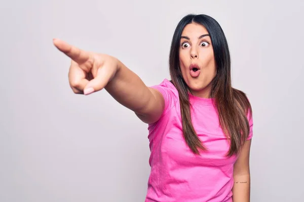 Jovem Bela Mulher Morena Vestindo Camiseta Rosa Casual Sobre Fundo — Fotografia de Stock