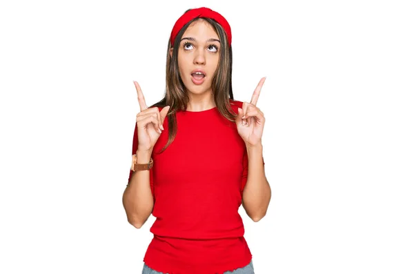 Young Brunette Woman Wearing Casual Clothes Amazed Surprised Looking Pointing — Stock Photo, Image