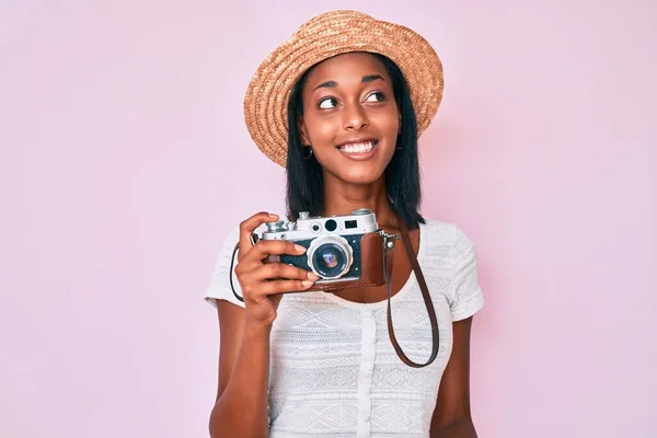 Mladá Afro Americká Žena Letním Klobouku Historickou Kamerou Dívající Stranou — Stock fotografie
