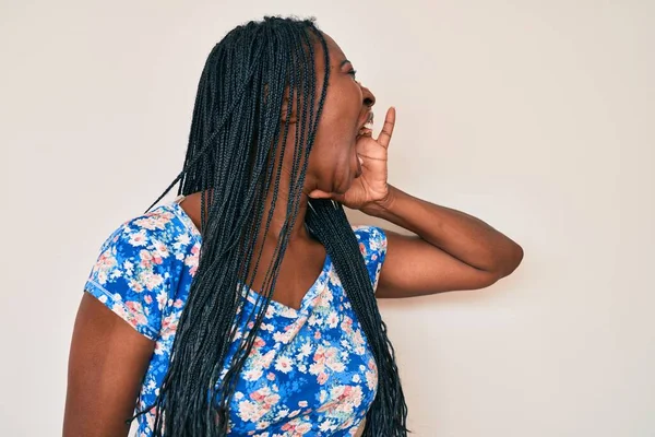 Femme Afro Américaine Avec Des Tresses Portant Des Vêtements Été — Photo