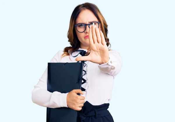 Joven Hermosa Mujer Caucásica Vistiendo Camisa Negocios Gafas Que Sostiene —  Fotos de Stock