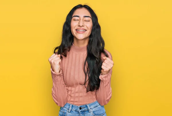 Adolescente Hispana Con Frenos Dentales Vestida Con Ropa Casual Muy —  Fotos de Stock