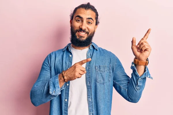 Jeune Homme Arabe Portant Des Vêtements Décontractés Souriant Regardant Caméra — Photo