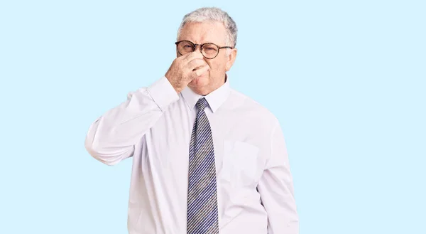 Älterer Grauhaariger Mann Businesskleidung Der Etwas Stinkendes Und Ekelhaften Unerträglichen — Stockfoto