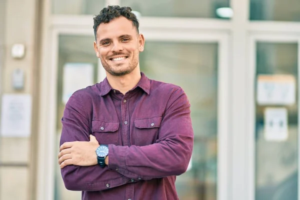 Joven Hispano Con Los Brazos Cruzados Sonriendo Feliz Ciudad — Foto de Stock