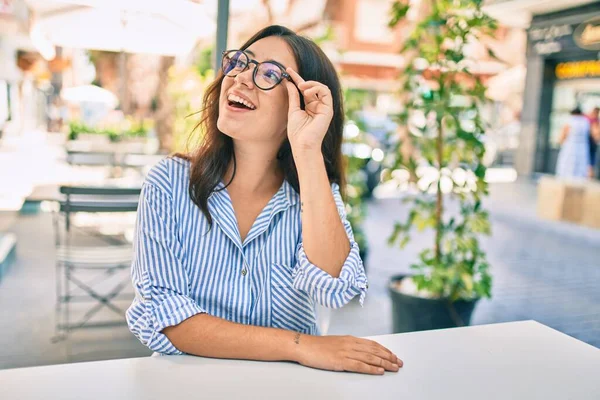 Joven Empresaria Hispana Sonriendo Feliz Sentada Terraza Cafetería — Foto de Stock