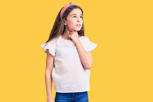 Schattig Hispanic Kind Meisje Dragen Casual Wit Tshirt Aanraken Pijnlijke — Stockfoto