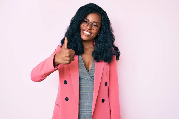 Gyönyörű Afrikai Aki Üzleti Kabátot Szemüveget Visel Boldog Hüvelykujjával Kézmozdulatot — Stock Fotó