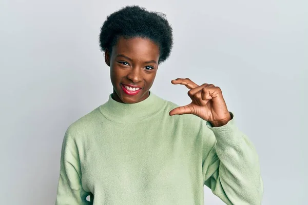 Jong Afrikaans Amerikaans Meisje Draagt Casual Kleding Glimlachend Zelfverzekerd Gebaar — Stockfoto