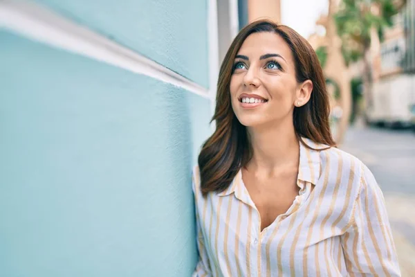 Joven Mujer Hispana Sonriendo Feliz Apoyada Pared Ciudad —  Fotos de Stock