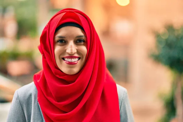 Jovem Árabe Mulher Vestindo Hijab Sorrindo Feliz Para Cidade — Fotografia de Stock