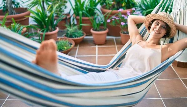 Jovem Bela Mulher Caucasiana Sorrindo Feliz Descansando Uma Rede Casa — Fotografia de Stock