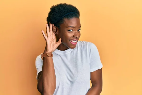 Jong Afrikaans Amerikaans Meisje Draagt Casual Wit Shirt Lachend Met — Stockfoto