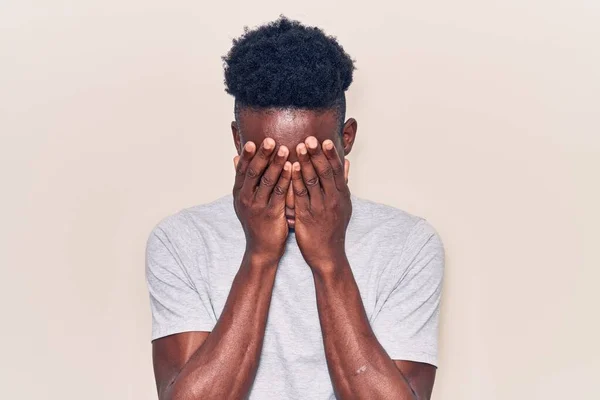 泣きながら手で顔を覆う悲しい表情のカジュアルな服を着た若いアフリカ系アメリカ人男性 うつ病の概念 — ストック写真