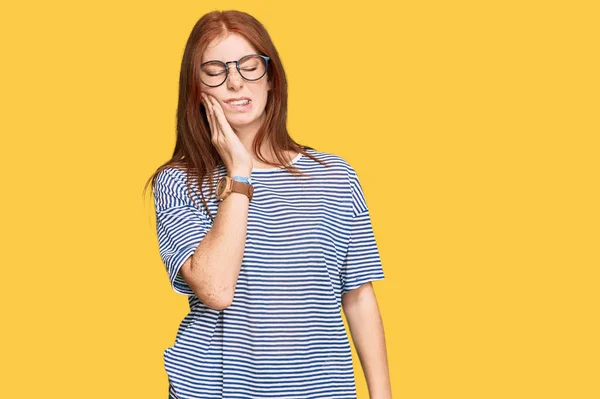 Los Jóvenes Leen Mujer Cabeza Usando Ropa Casual Gafas Tocando — Foto de Stock