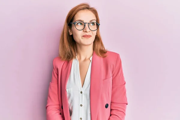 Junge Kaukasierin Mit Businessstil Und Brille Die Zur Seite Lächelt — Stockfoto