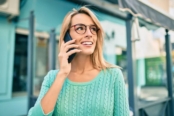 Fiatal Szőke Mosolyog Boldog Beszél Okostelefonon Városban — Stock Fotó