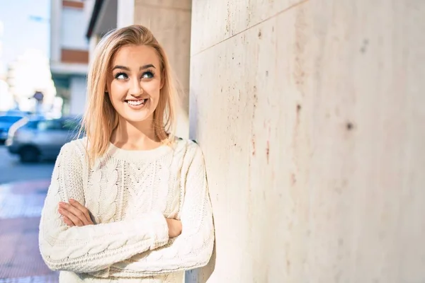 Ung Blond Jente Smilte Lykkelig Veggen Byen – stockfoto