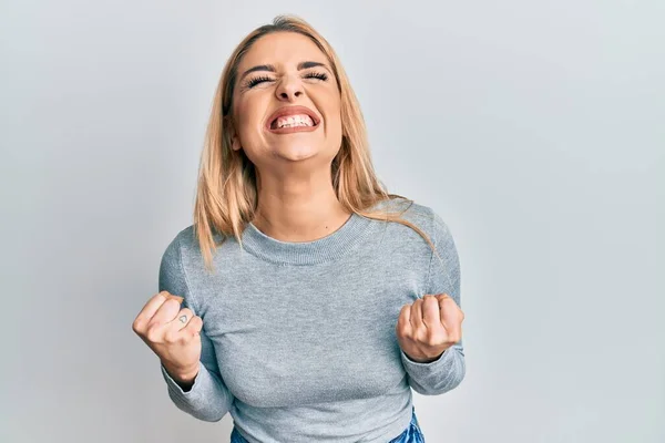 Gündelik Kıyafetler Giyen Mutlu Heyecanlı Genç Beyaz Bir Kadın Kolları — Stok fotoğraf