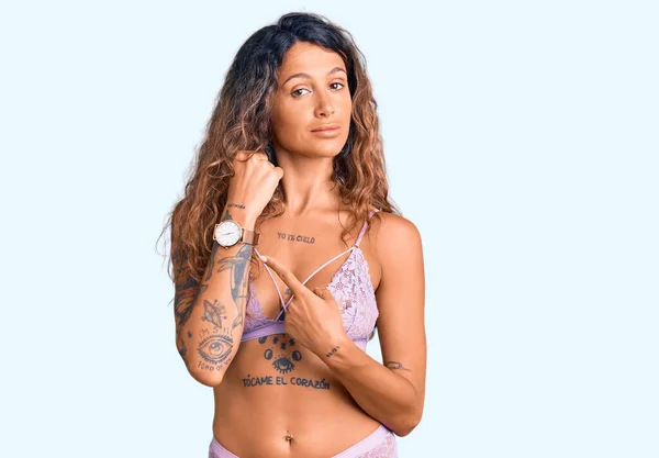 Giovane Donna Ispanica Con Tatuaggio Che Indossa Lingerie Fretta Che — Foto Stock