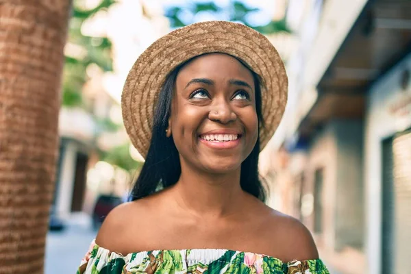Mladý Africký Americký Turista Žena Dovolené Úsměvem Šťastný Procházky Městě — Stock fotografie