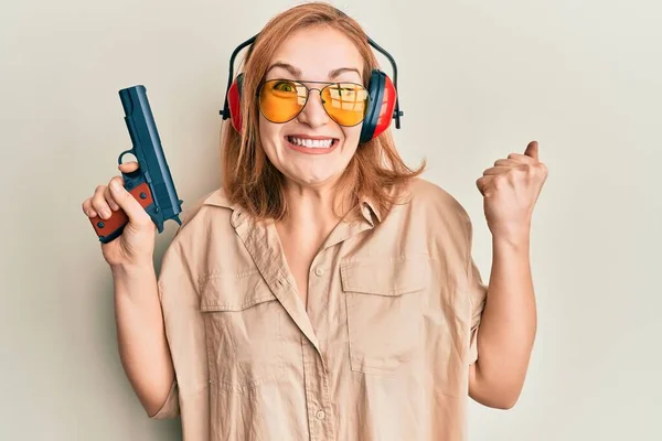 Kafkasyalı Genç Tetikçi Kadın Silah Kullanıyor Gururla Bağırıyor Zaferi Kutluyor — Stok fotoğraf