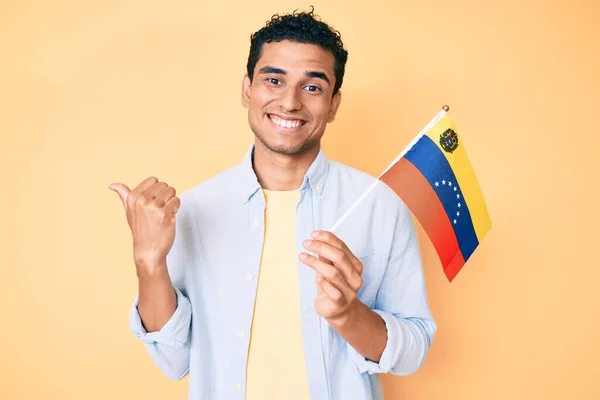 Jeune Homme Hispanique Beau Tenant Drapeau Vénézuélien Pointant Pouce Vers — Photo