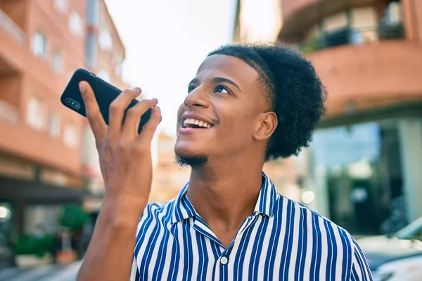 Ung Afrikansk Amerikansk Man Ler Glad Skicka Ljud Meddelande Med — Stockfoto