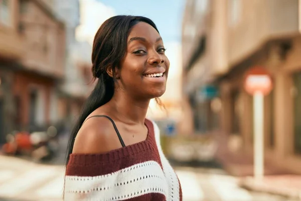 Mladý Africký Americký Žena Úsměv Šťastný Stojící Městě — Stock fotografie
