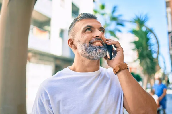 Hombre Pelo Gris Mediana Edad Sonriendo Feliz Usando Teléfono Inteligente —  Fotos de Stock