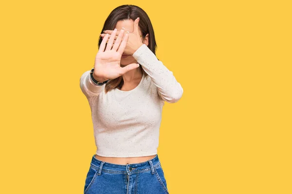 Jeune Femme Brune Portant Des Vêtements Décontractés Des Lunettes Couvrant — Photo