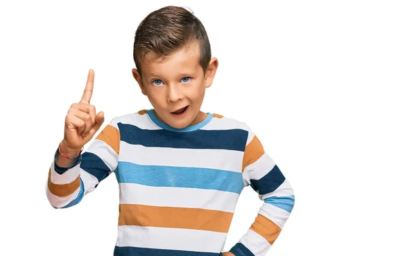 Entzückendes Kaukasisches Kind Lässiger Kleidung Mit Erhobenem Zeigefinger Und Erfolgreicher — Stockfoto