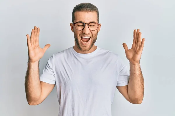 Jonge Blanke Man Draagt Casual Kleren Glazen Vieren Gek Gek — Stockfoto