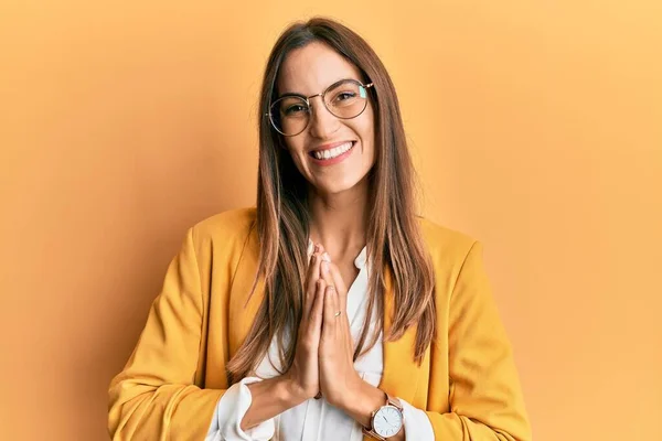 Jong Mooi Vrouw Dragen Business Stijl Bril Bidden Met Handen — Stockfoto