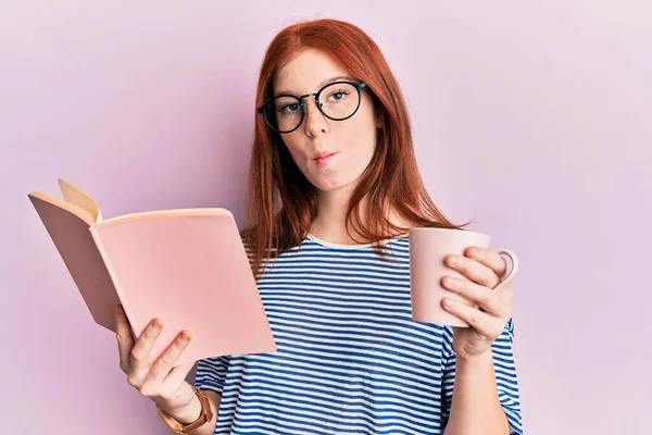 Giovane Testa Rossa Ragazza Che Legge Libro Beve Una Tazza — Foto Stock