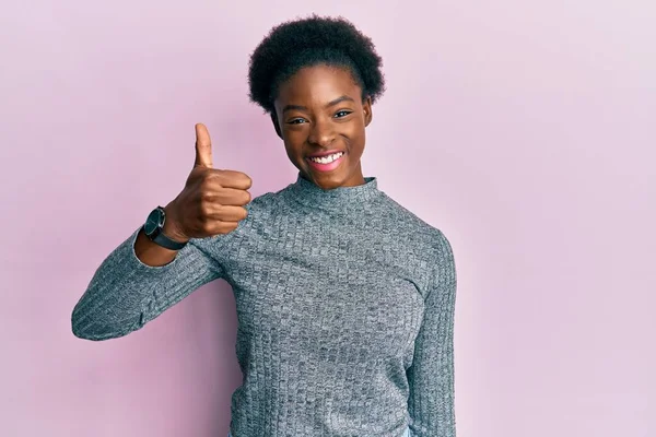 Νεαρή Αφρικάνα Αμερικανίδα Που Φοράει Καθημερινά Ρούχα Χαμογελώντας Χαρούμενη Και — Φωτογραφία Αρχείου