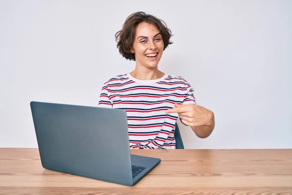 Młoda Latynoska Pracująca Biurze Laptopem Uśmiechnięta Szczęśliwa Wskazując Palcem Ręką — Zdjęcie stockowe
